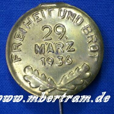 Abzeichen " Freiheit und Brot 29. März 1936" messingfarben