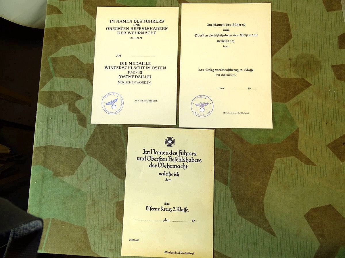 Replik: 3 Blanko Urkunden m. Stempeln, EK 2, Ostmedaille,  KvK 2,  Waffen SS Geb. Jg. Rgt. 6 "Reinhard Heydrich"