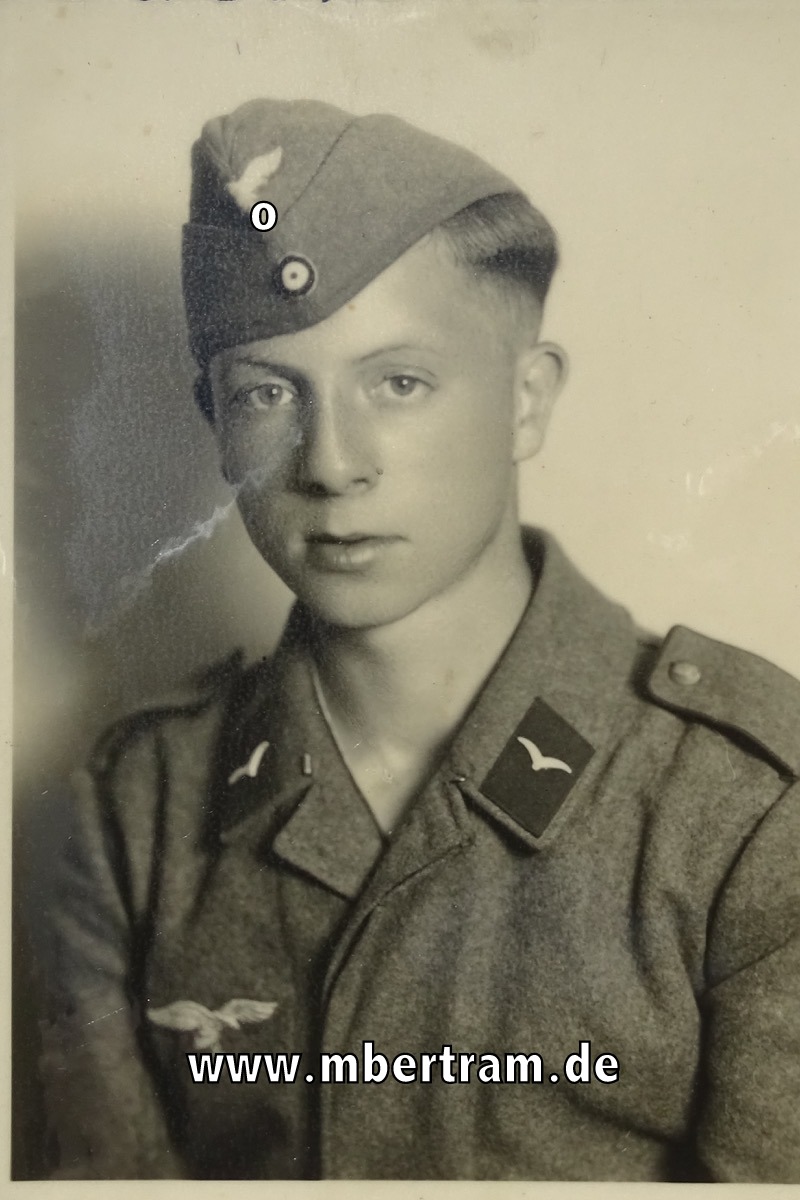 Junger Luftwaffen Flaksoldat mit Fliegerbluse und Schiffchen