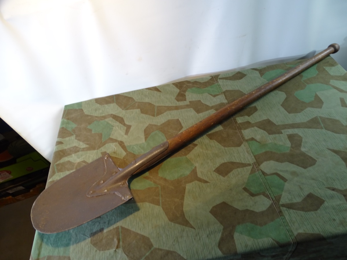 Wehrmacht oder RAD,  Schaufel / Pionier Schanzspaten / Feldspaten für Fahrzeuge 1943