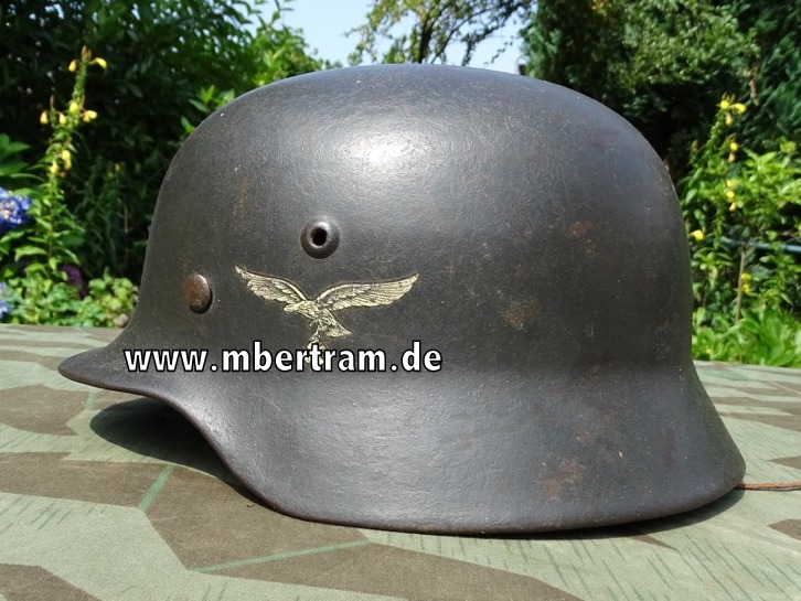 Luftwaffen Stahlhelm M 35 mit 1 Emblem, Originallack, Riemen, Innenteil.
