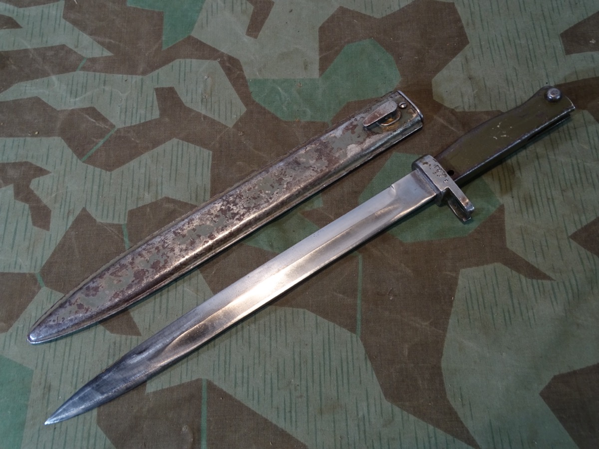 Notbajonett / Ersatzbajonett für G 88/ K 98, 1. Weltkrieg mit Blechprägescheide