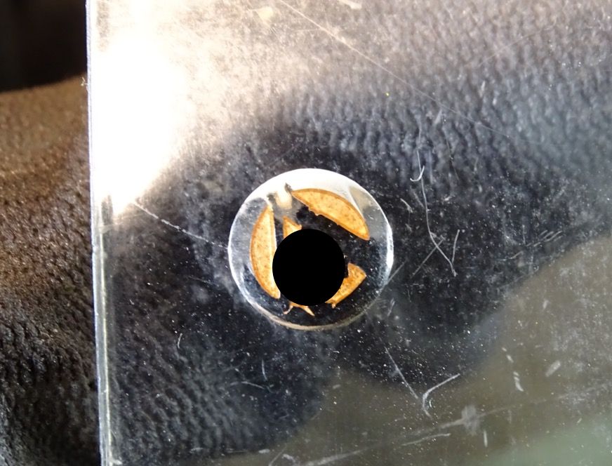Replik: SA  Griffemblem für Dienstdolche M 33, Buntmetall, vernickelt, emailliert. 