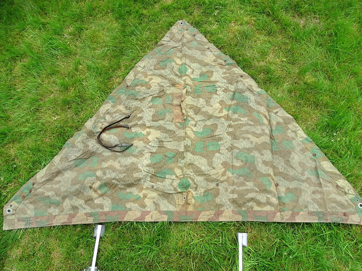 Dreieckszeltbahn Wehrmacht, bräunliches Tarnmuster, Bakelit Knöpfe um 1944, 2 Riemen (4) Dreieckszeltbahn Wehrmacht, bräunliches Tarnmuster, Bakelit Knöpfe um 1944, 2 Riemen (4)