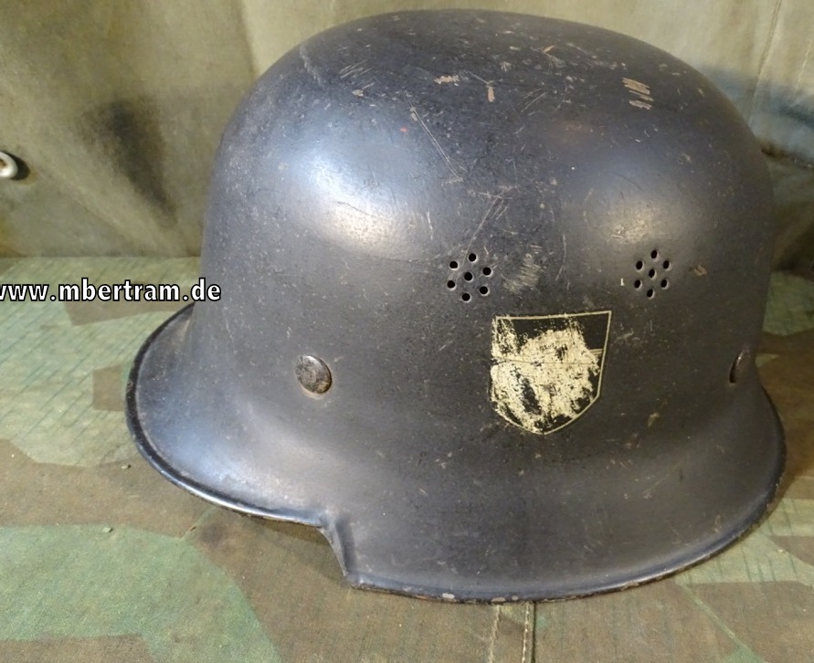 Stahlhelm der Feuerlöschpolizei mit beiden Wappen erhalten aber entnazifiziert