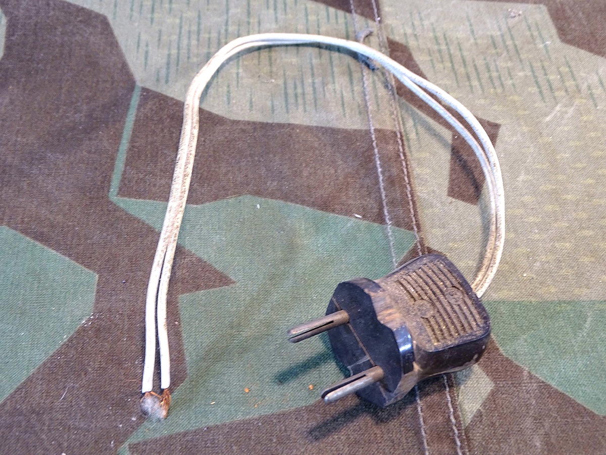 Stecker aus Bakelit. 40er / 50er Jahre. Gut zur Ergänzung von Nachrichten Ausrüstung und elektrischem Gerät.