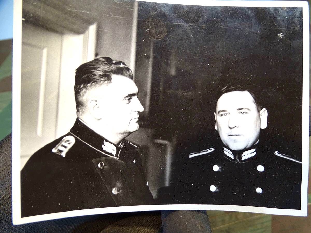 Foto von 2 höheren Beamten ? Uns unbekannte Uniform. 30er / 40er Jahre