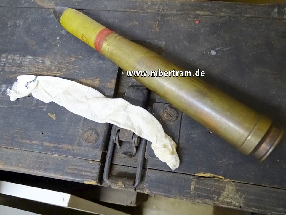 Deko Spreng Granat Patrone 2 cm Flak 38, Messinghülse, Ladungssäckchen.