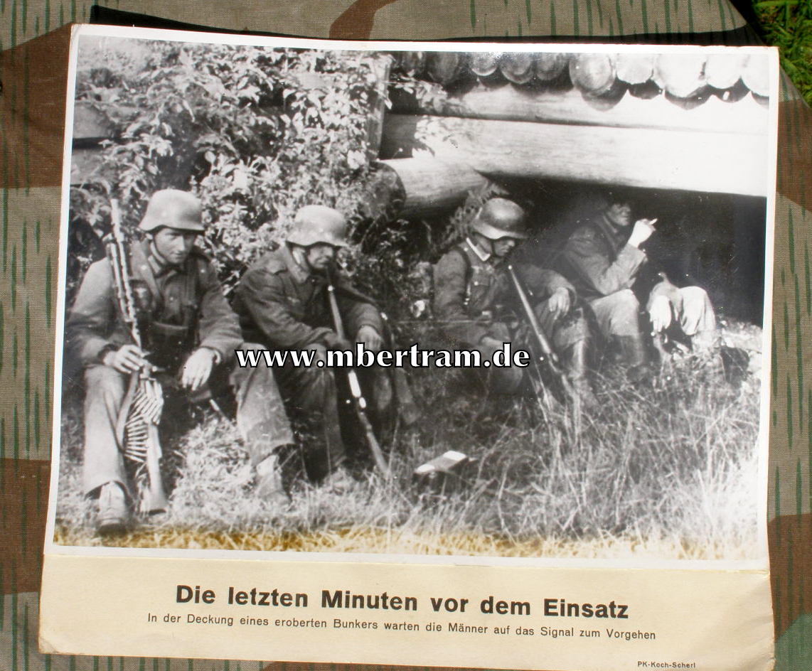 Grosses Pressefoto ca. 17x24cm " Die letzten Minuten vor dem Einsatz " aus Schaukasten 23.