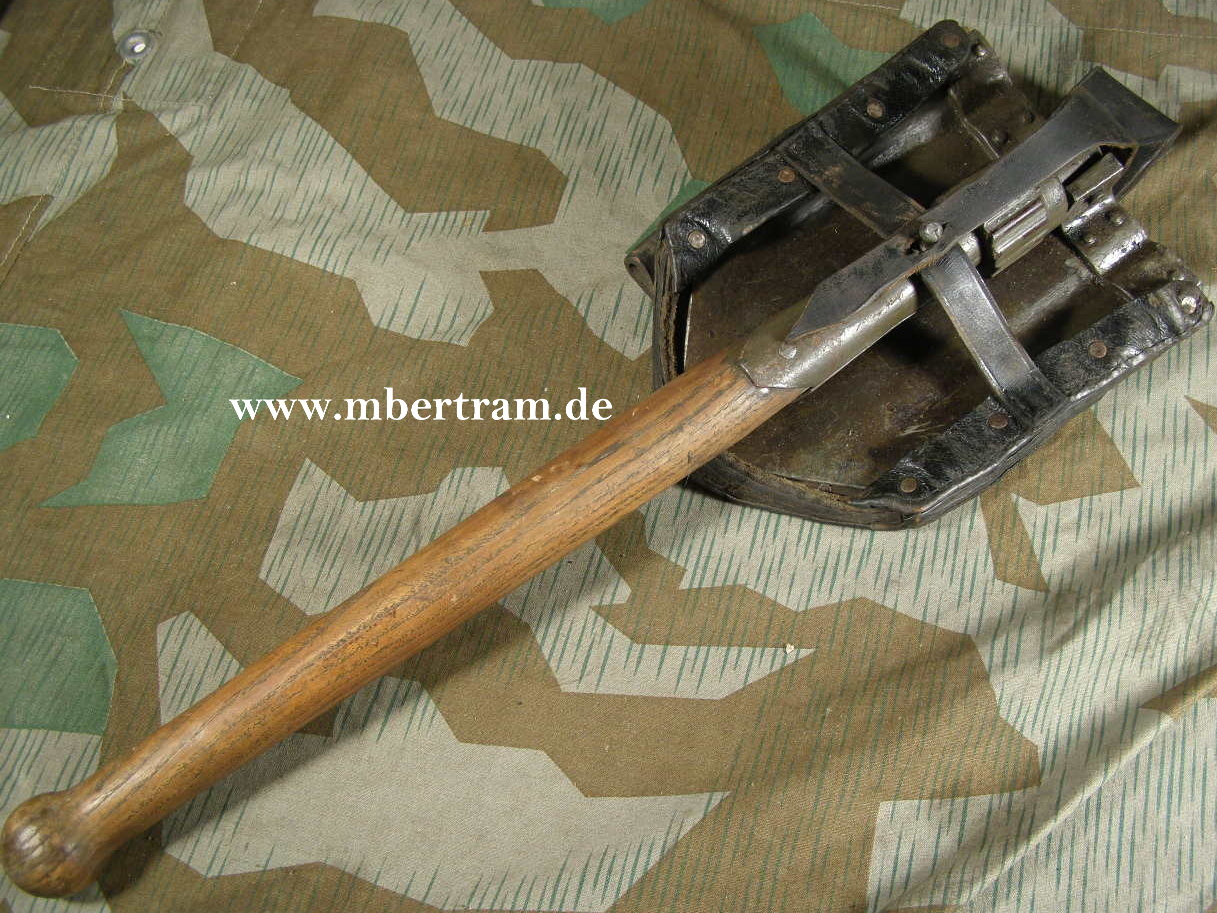 WH Klappspaten mit Futeral aus Ersatzstoff, mit Lederriemen.