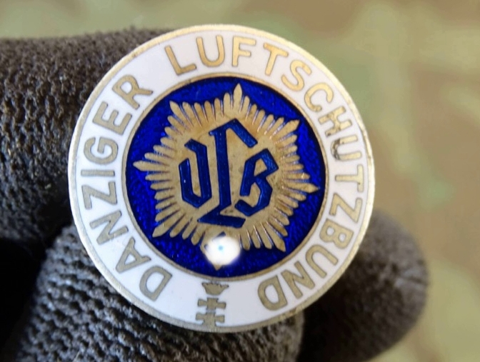 ( A 402 a ) Danziger Luftschutzbund ( DLB ) , Mitgliedsabzeichen