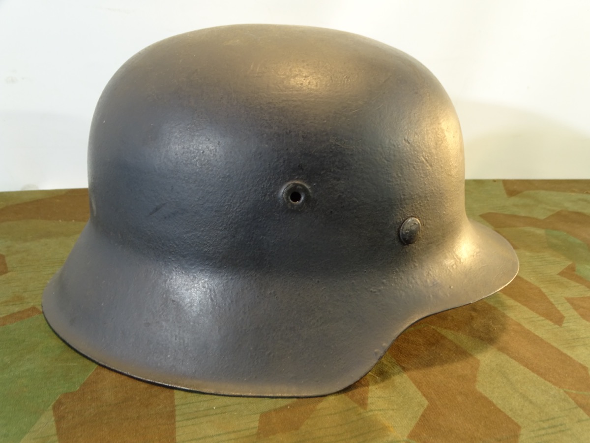 Stahlhelm M 42, Luftwaffe, blaugrau, mit original Innenleben und Riemen. Stahlhelm M 42, Luftwaffe, blaugrau, mit original Innenleben und Riemen.
