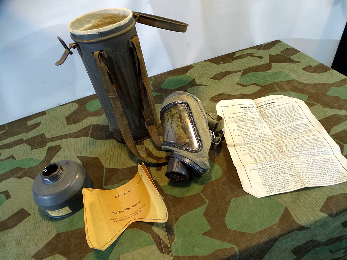 Luftschutz und Feuerwehr  3. Reich, seltene C.F.S Vollblickmaske mit komplettem Zubehör aus einer Fa. Selten