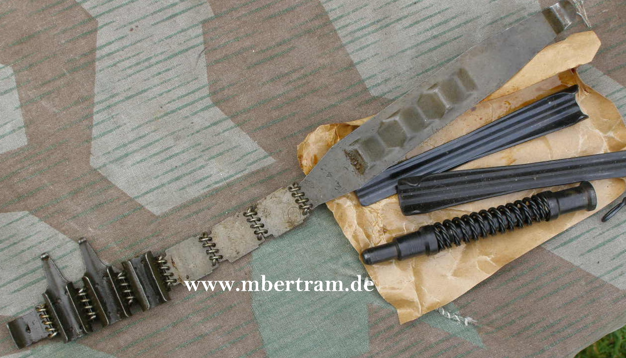 10332-33 WH MG 42 Zubehörtasche, 1944/45 Ersatzstoff, gefüllt