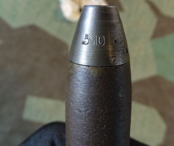 Deko-Patrone 2 cm Flak 38, lackierte Stahlhülse, Eisenzünder, Ladungssäckchen