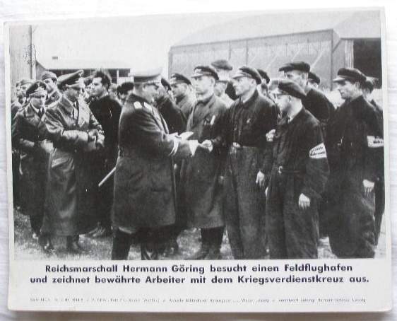 Reichsmarschall Hermann Göring zeichn. Arbeiter m. KvK aus
