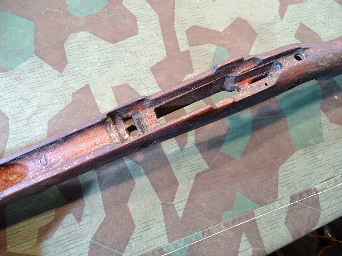 21006-9 Späte K 98 Schäftung, Wehrmacht, Kriegsfertigung Schichtholz mit Beschlägen u.Oberholz