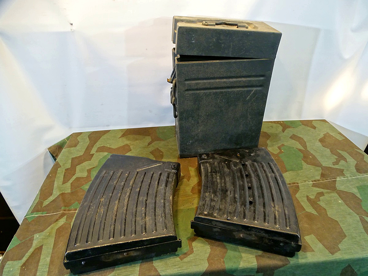 Blaugraue Blech Transportkiste mit 2 Stück 2 cm Flak Magazinen. 