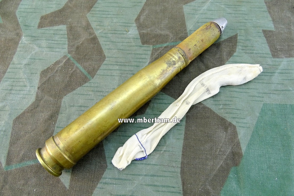 Deko-Patrone 2 cm Flak 38, Messinghülse, Aluzünder, Ladungssäckchen