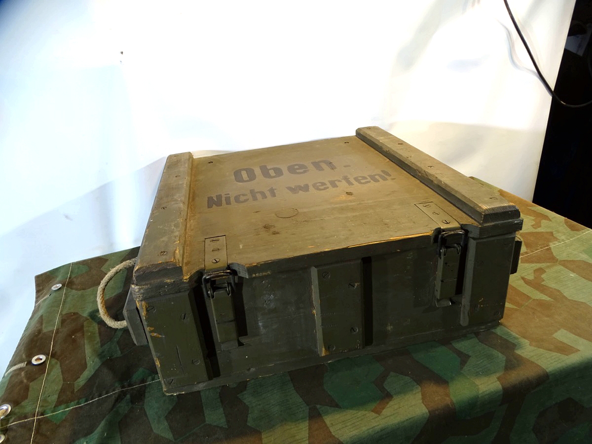 Transportkiste für Zünder der Luftwaffe, 3 schöne Etiketten 1944