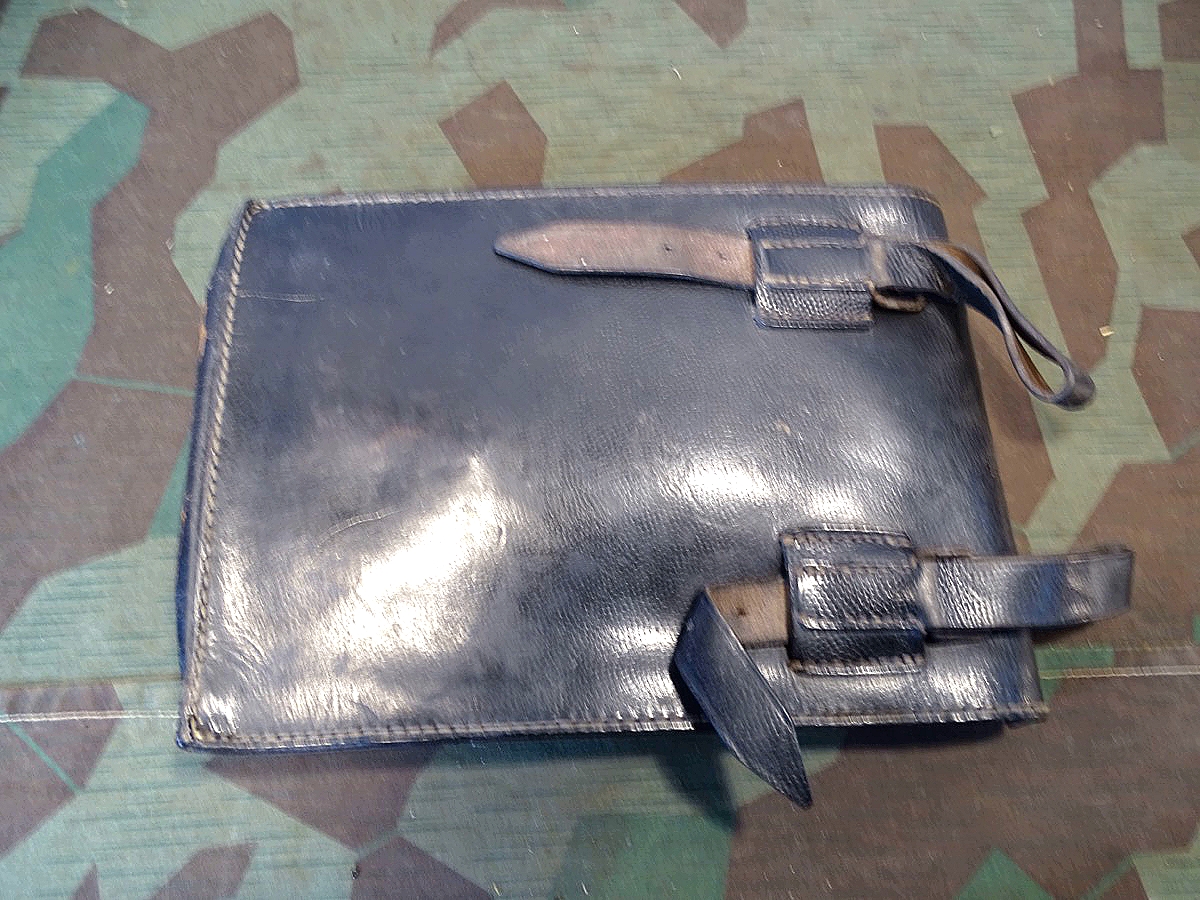 Schwarze Leder Kartentasche der Luftwaffe LBA ( S) mit diversem alten Inhalt. 