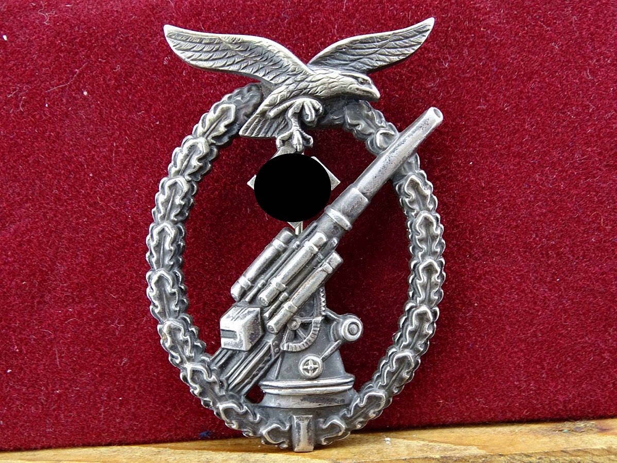 Flakkampfabzeichen der Luftwaffe Buntmetall, versilbert, getönt, mit Kugelkopf Scharnier Flakkampfabzeichen der Luftwaffe Buntmetall, versilbert, getönt, mit Kugelkopf Scharnier