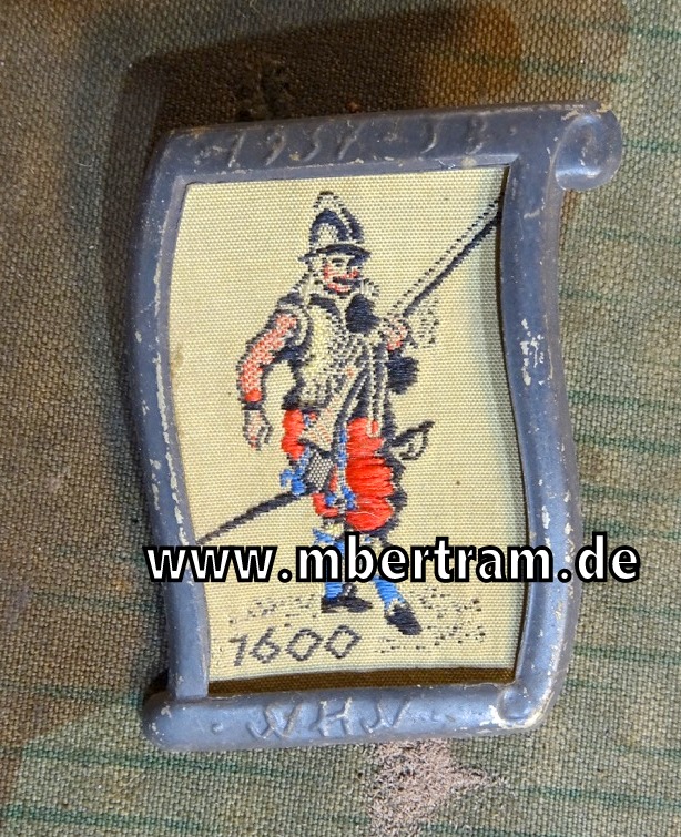 WHW - 1938  " Uniform und Geschichte ", "1600 Musketier"  Webabzeichen, Metallrahmen