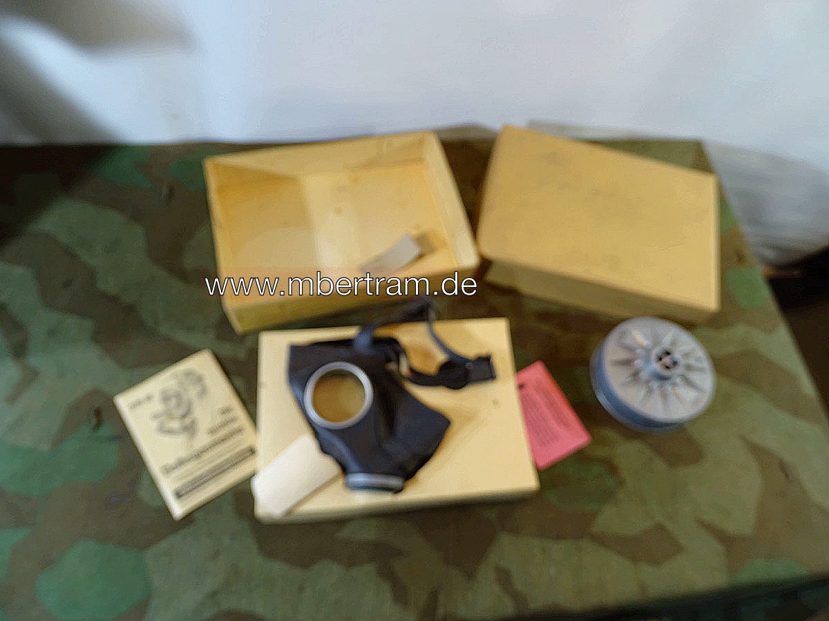 Komplette, gut erhaltene Volksgasmaske DM 40 M mit Karton, Filter, Anleitung, rotem Zettel