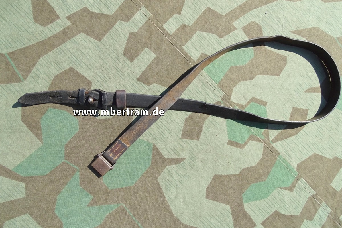 K 98 Gewehr Riemen, dunkles Leder, mit Metallschieber, Frosch und Lederöse