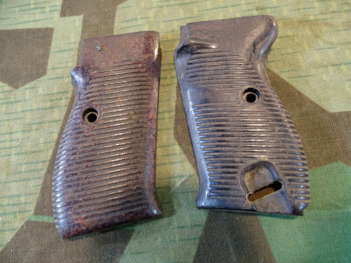 Pärchen originale Bakelit Griffschalen für Wehrmachts  P 38 Pistole, eine Ecke beschädigt