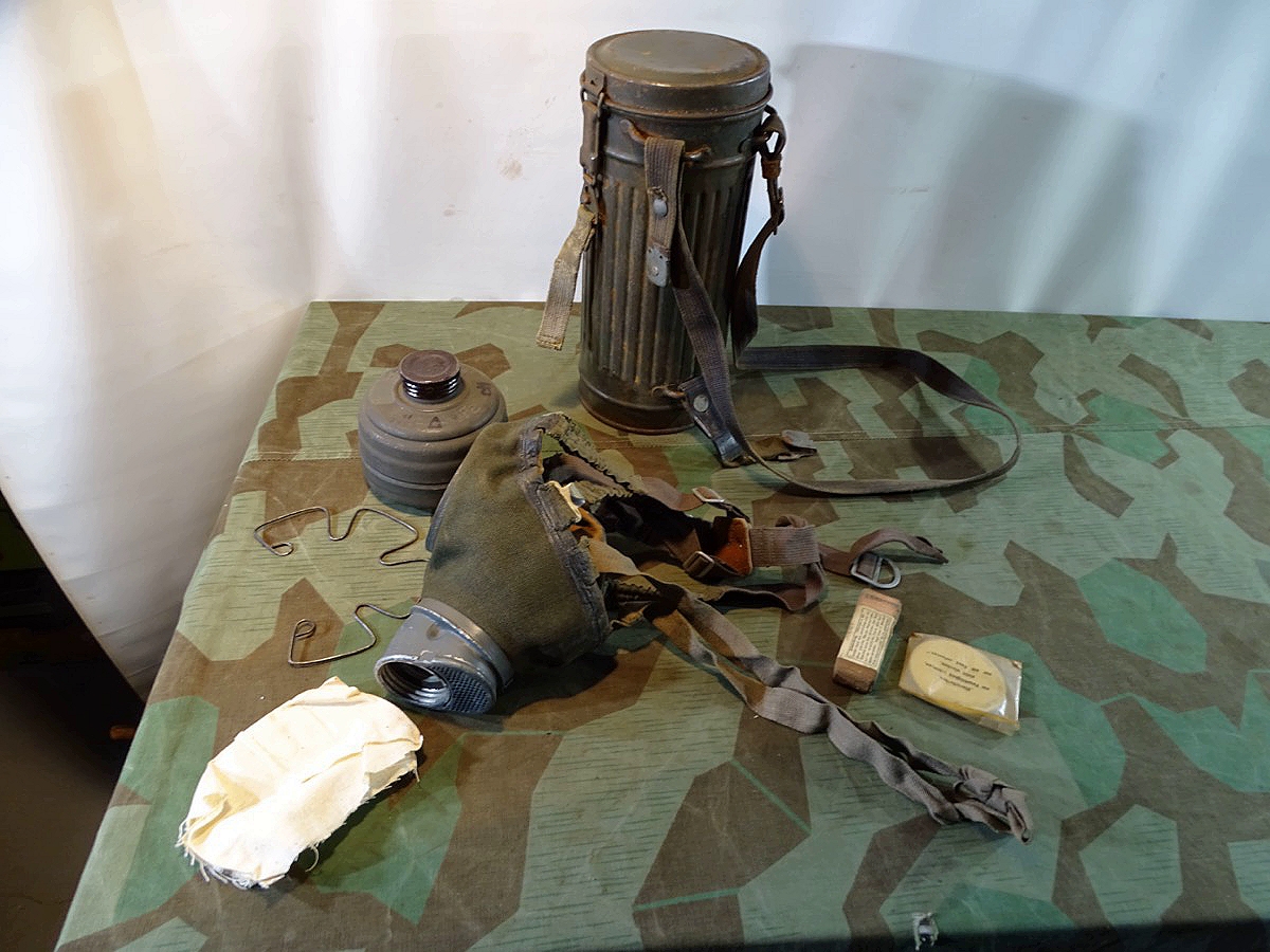 Wehrmachts Gasmaskendose mit Maske, Filter, Losantin 1944