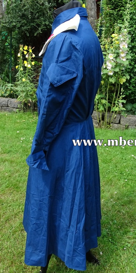 Krankenschwesterntracht wie 40er Jahre. Blaues Kleid