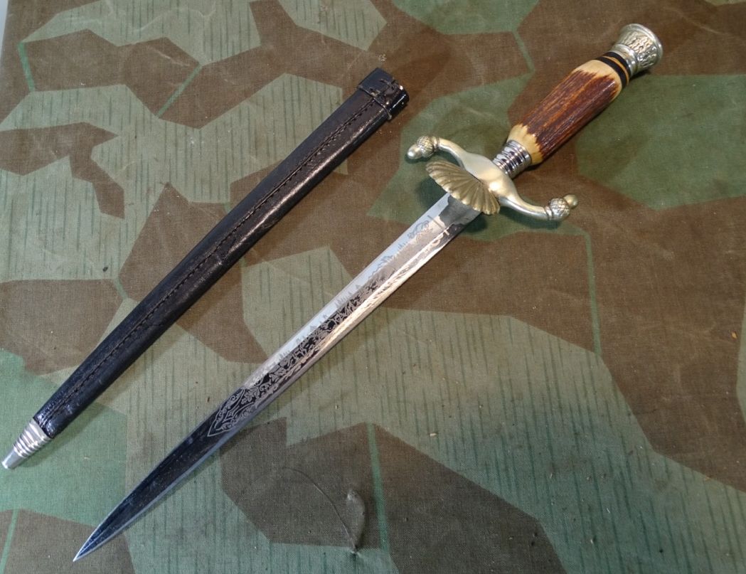 Jagdlicher Hirschfänger frühe Nachkriegszeit mit Teilen von Offiziersdolchen Wehrmacht.