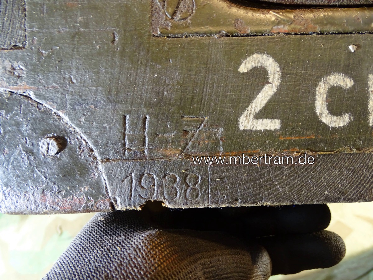 20768-20 Frühe Holz Munitionskiste für 100 Stück 2 cm Spr. Gr. Patr. Flakmunition, mit Inhalt