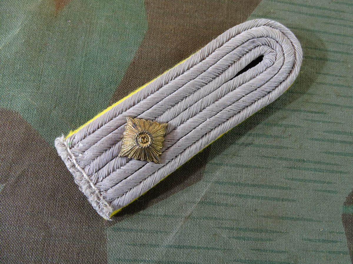 Schulterklappe Oberleutnant Nachrichtentruppe, Waffenfarbe Zitronengelb, guter Zustand