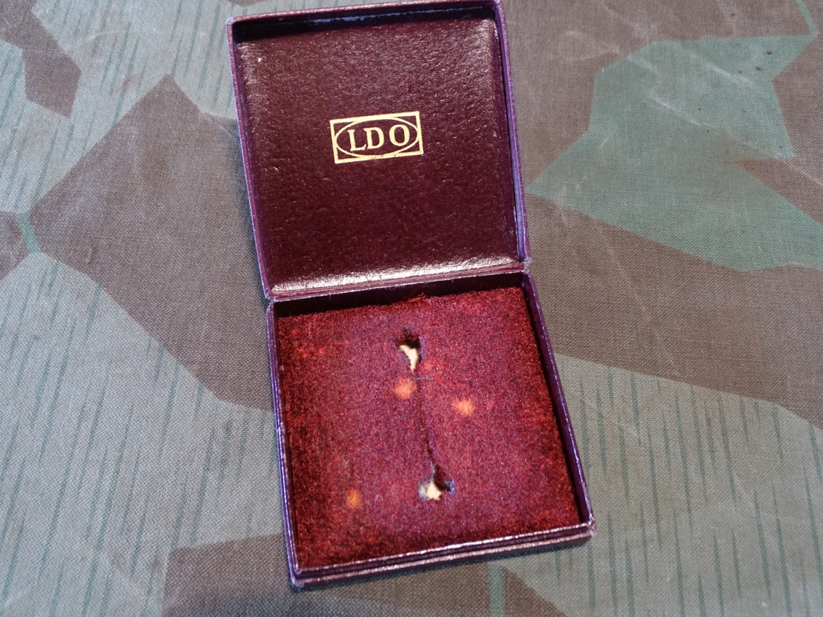 Rotes Etui für Verwundeten Abzeichen 1939 Silber L /56 Funcke und Brüninghaus.