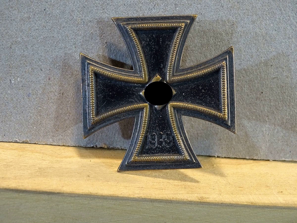 Replik:  Eisernes Kreuz 1 Klasse 1939 , Buntmetallfertigung, Träger Ritzung "Füsselier Rgt. "GD"