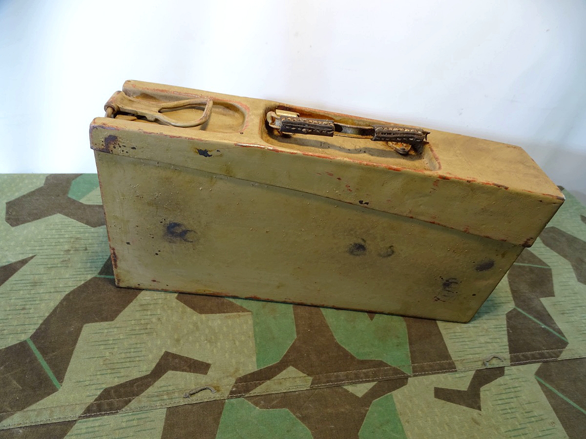 Wehrmacht, weiter genutzter lehmgelber Patronenkasten M 1915 zum MG 08