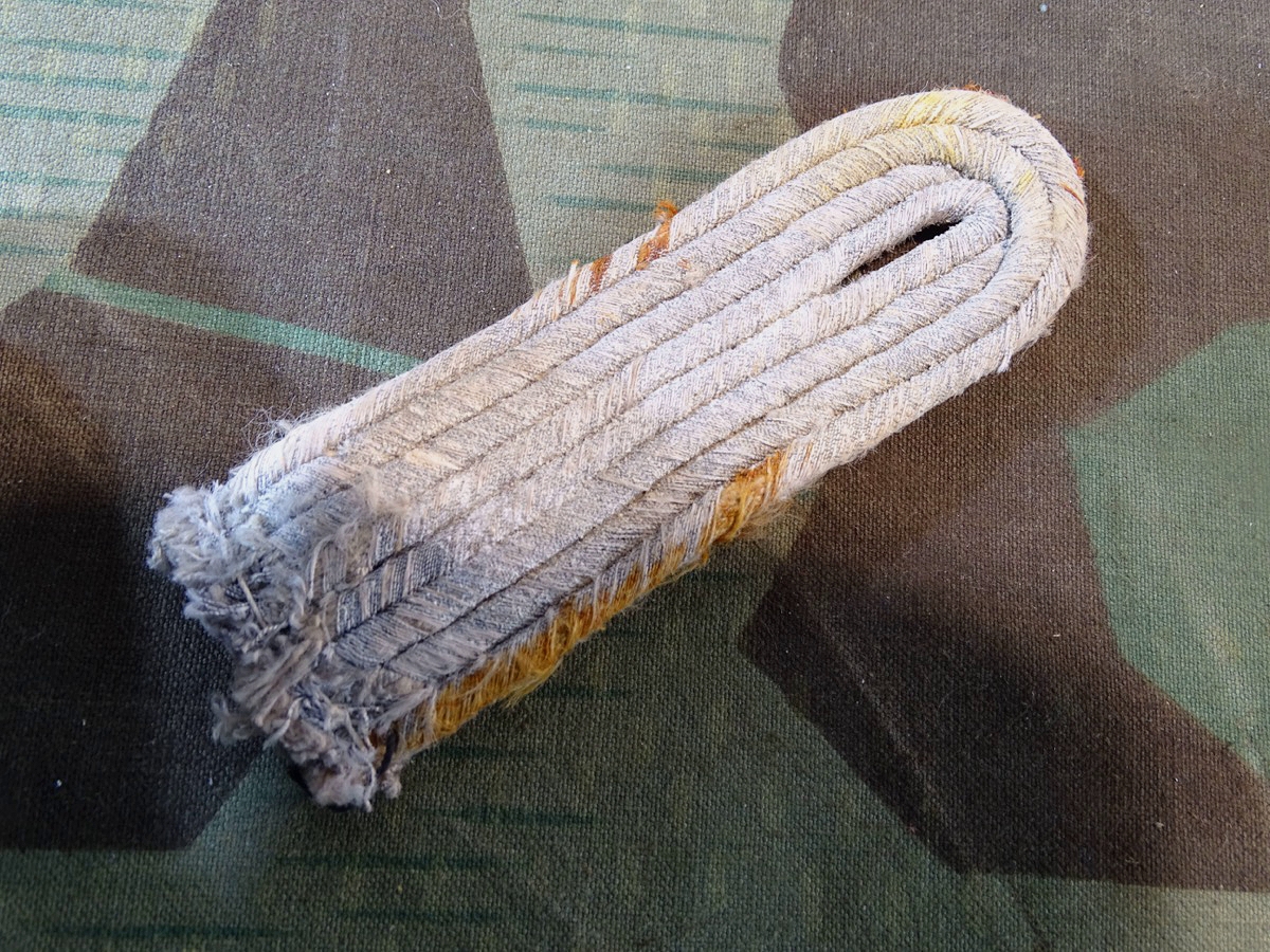 Schulterklappe Leutnant Infanterie stark getragen, durch Blut verfärbt