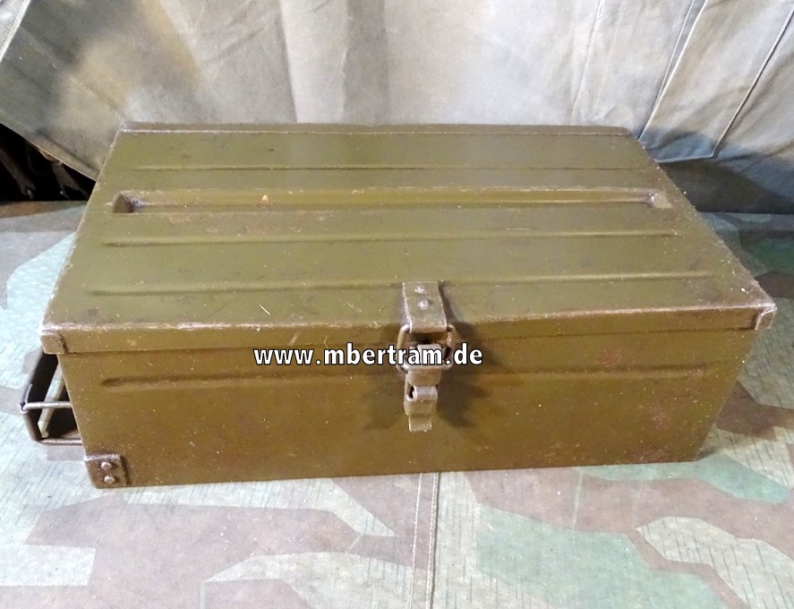Britischer Magazinkasten für 12 Brenn MG Magazine 2. Weltkrieg. Viel Farbe