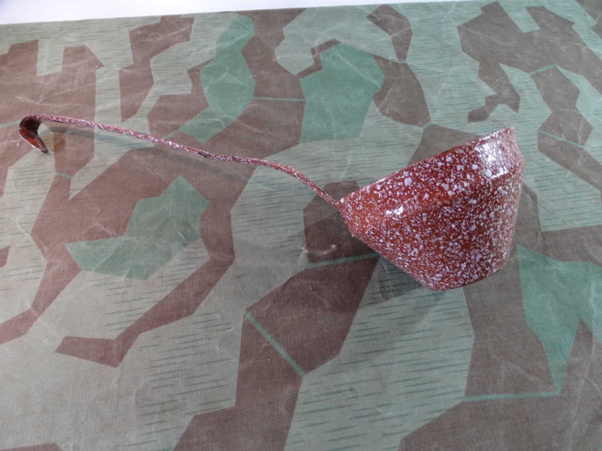 Emaillierte Schöpfkelle aus Panzerfaust Kopf  des 2. WK, Schwerter zu Pflugscharen