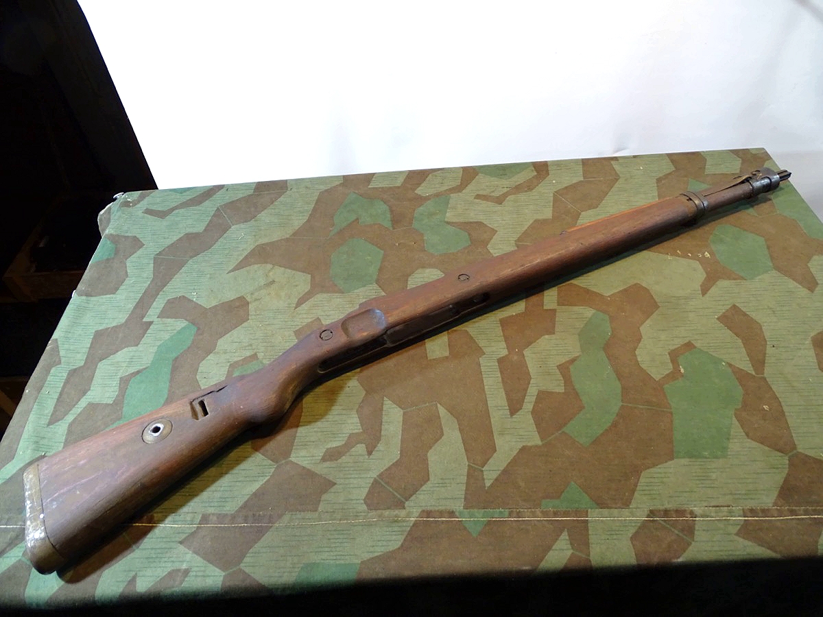 21006-1 Späte K 98 Schäftung, Wehrmacht, Kriegsfertigung Schichtholz mit Beschlägen u.Oberholz