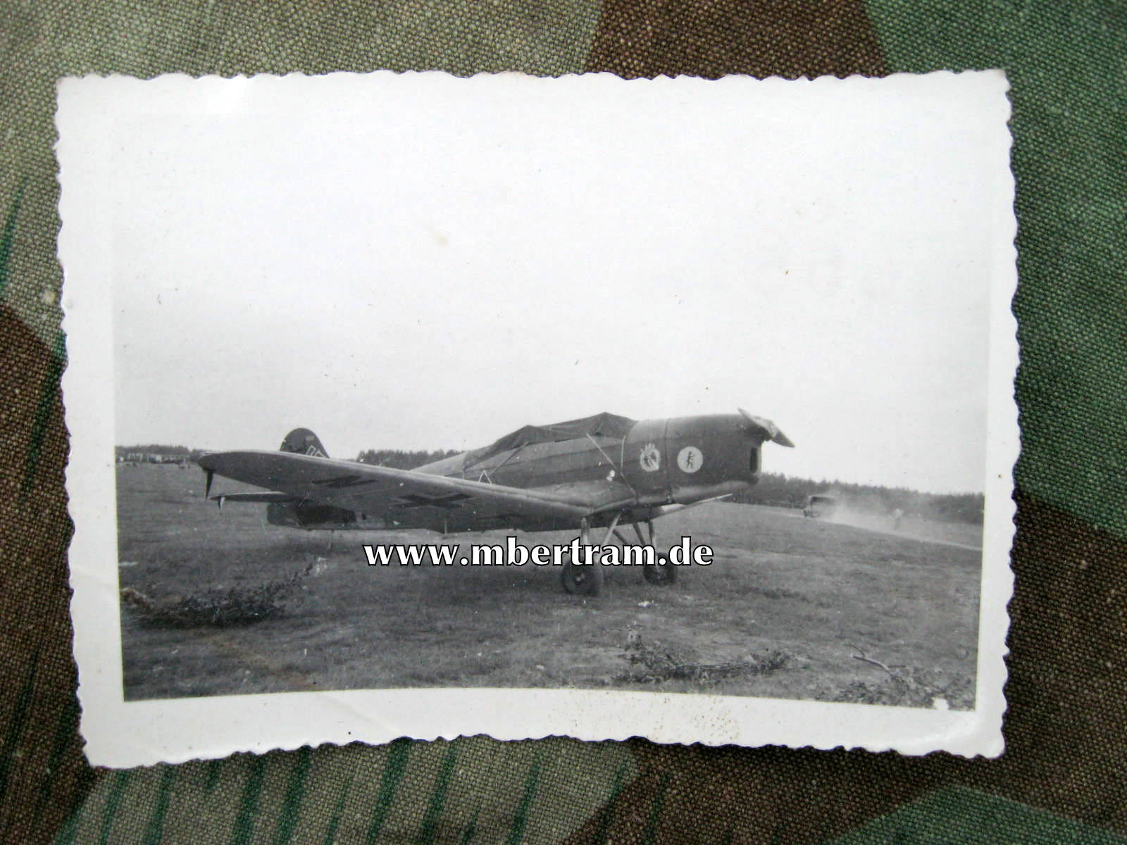 Foto Aufklärungsflugzeug mit Infanterie Sturmabzeichen