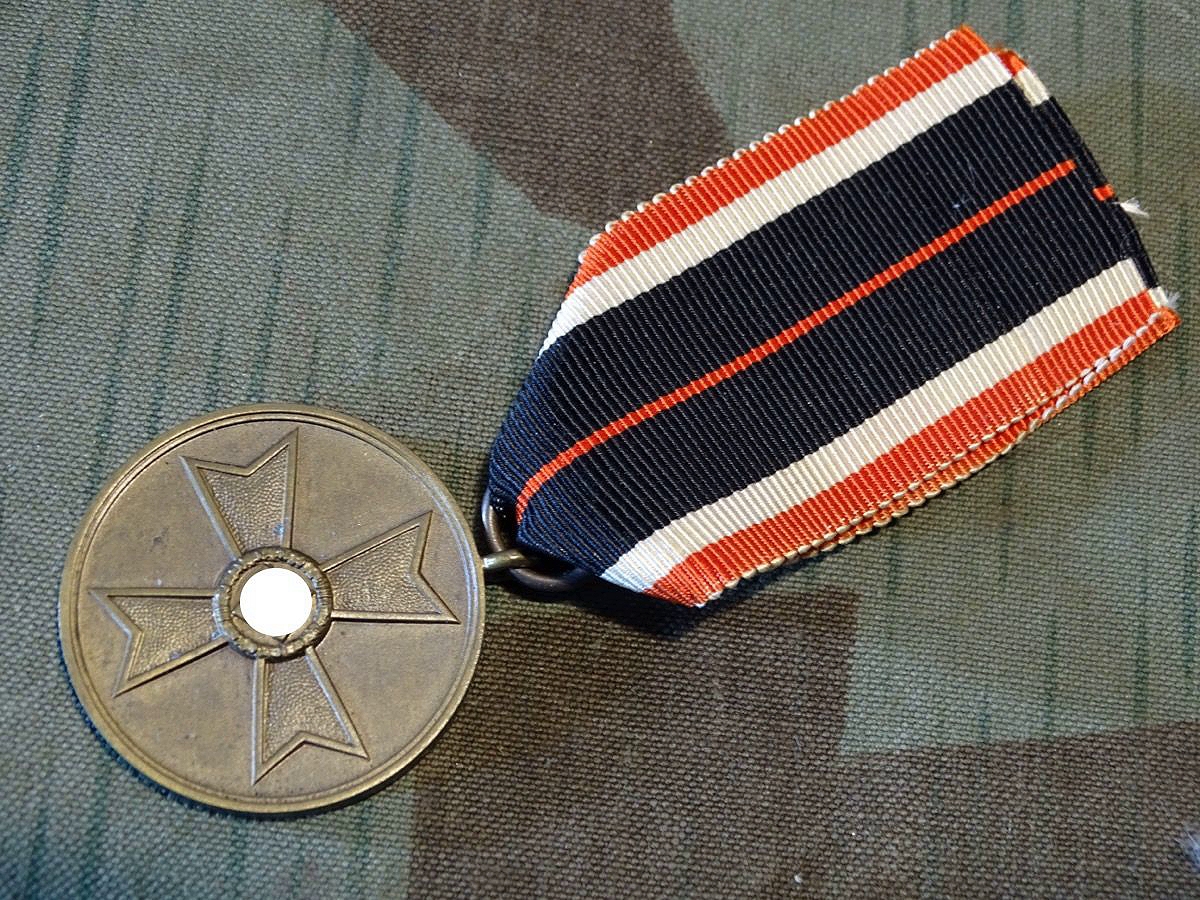 Kriegsverdienstmedaille mit Bandabschnitt, Buntmetall. Schöne Erhaltung