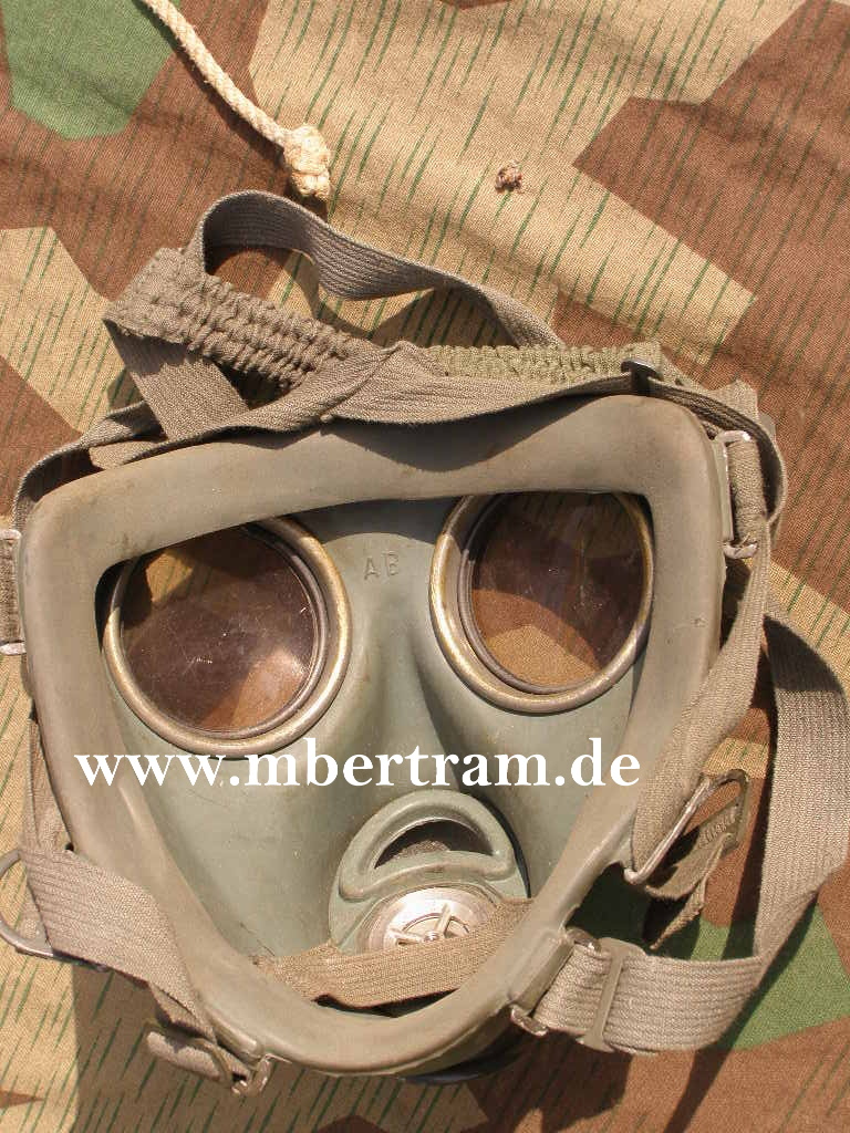 WH, GRÜNE GASMASKE M 38 v. 1941 mit Filter "FE 41", Grösse 2 - Mittel