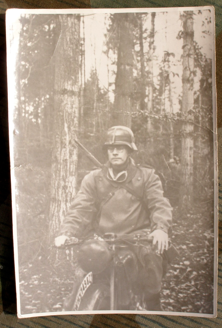 Kradmelder mit K 98, Kradmantel, Kradbrille, Helmband