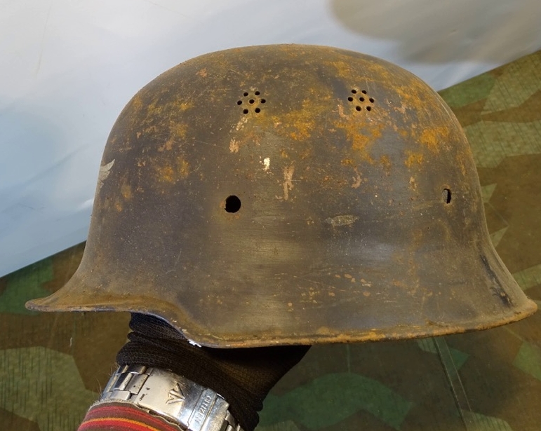 Luftschutz Helm in Feuerwehr Form mit Wappen mit entferntem HK