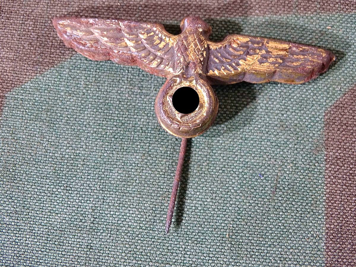 Mützenadler für Tellermützen der Kriegsmarine, Eisen, vergoldet, ungereinigt, 
