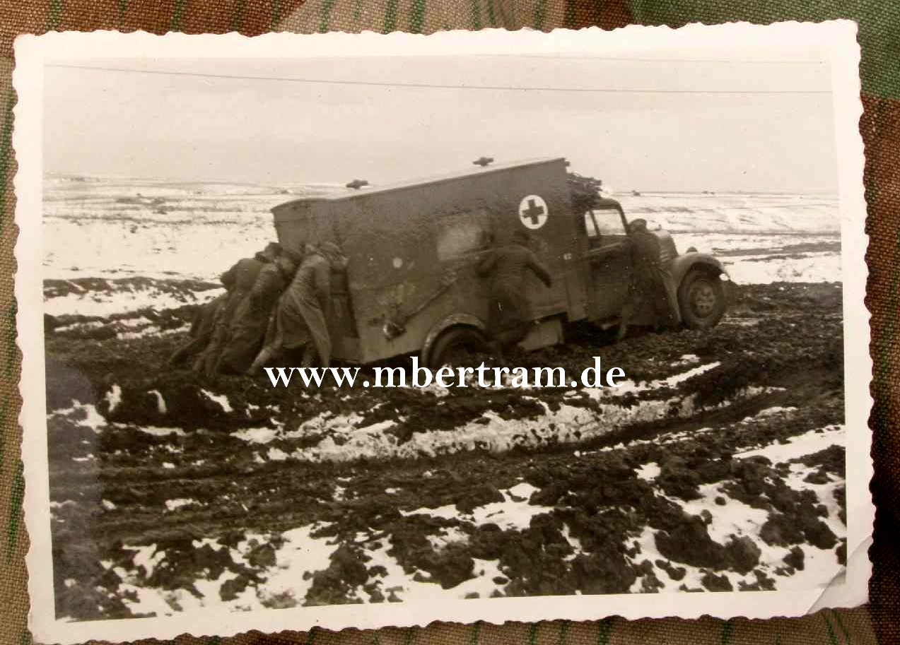 Foto - Wehrmachts Sanitätswagen im Schlamm