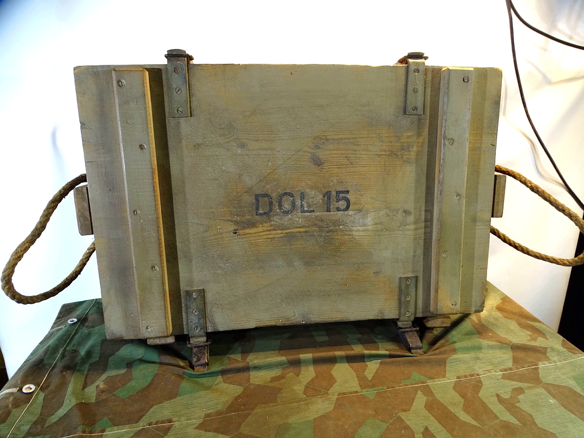 Transportkiste für Munition für 15 cm-Nebelwerfer 41. "DOL 15" Original- Beschriftung, Etiketten 1944